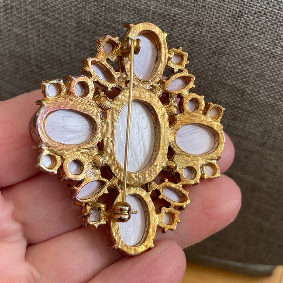 Elegant Gold Color Brooch - Picture 8 of 10